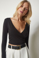 Kadın Siyah Güpür Detaylı V Yaka Örme Crop Bluz TO00113 Kadın Siyah Güpür Detaylı V Yaka Örme Crop Bluz TO00113