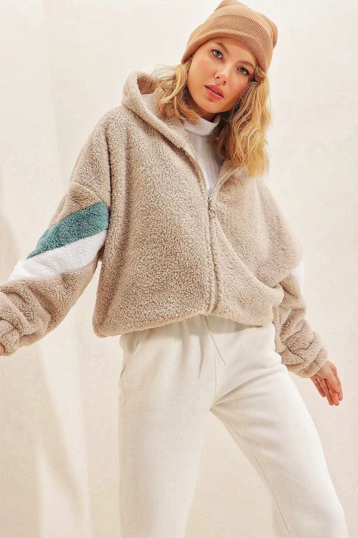 Kapüşonlu Fermuarlı Kolları Renk Bloklu Oversize Peluş Sweatshirt Kapüşonlu Fermuarlı Kolları Renk Bloklu Oversize Peluş Sweatshirt