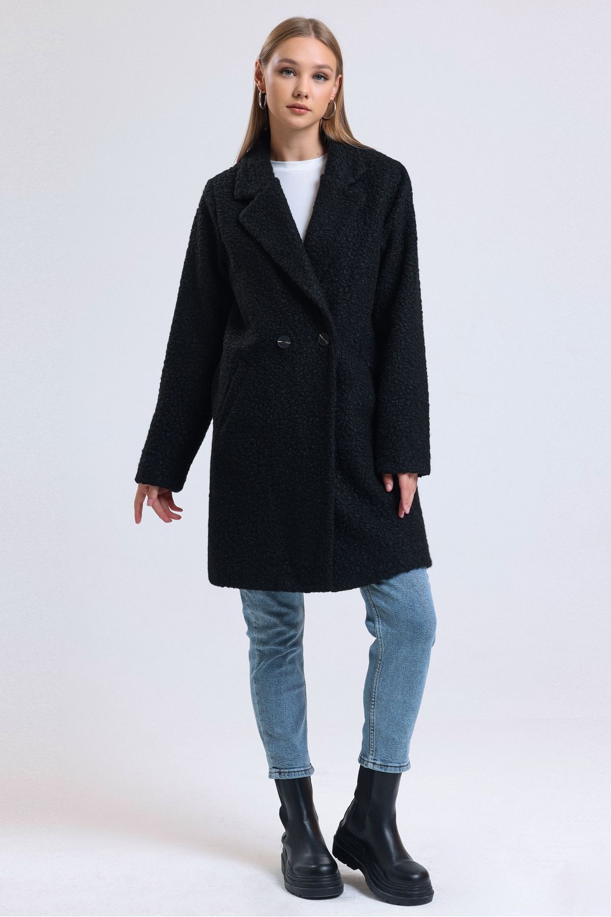 Kadın Siyah Kruvaze Yaka Çift Cepli Astarlı Oversize Buklet Kaban Kadın Siyah Kruvaze Yaka Çift Cepli Astarlı Oversize Buklet Kaban
