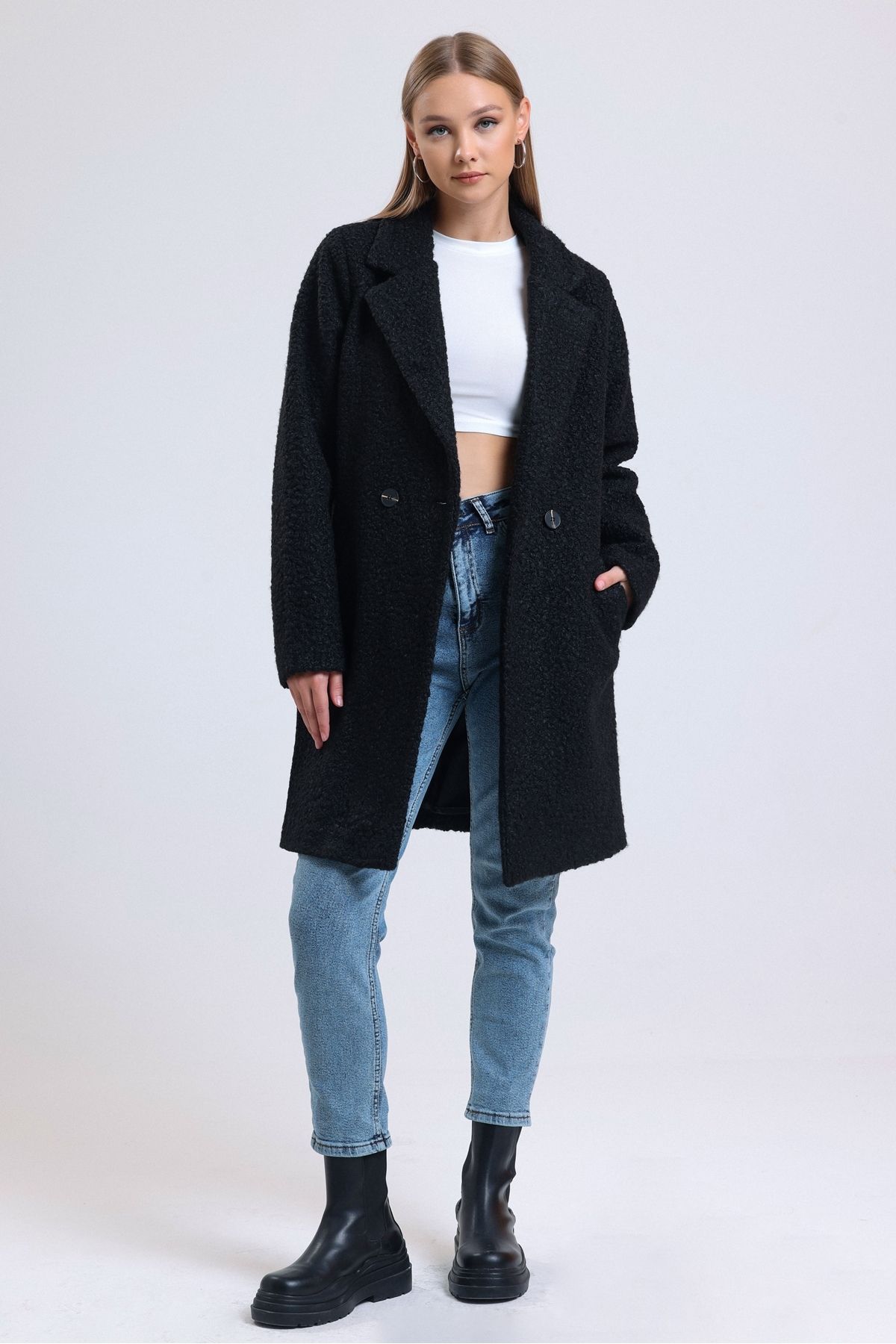 Kadın Siyah Kruvaze Yaka Çift Cepli Astarlı Oversize Buklet Kaban Kadın Siyah Kruvaze Yaka Çift Cepli Astarlı Oversize Buklet Kaban