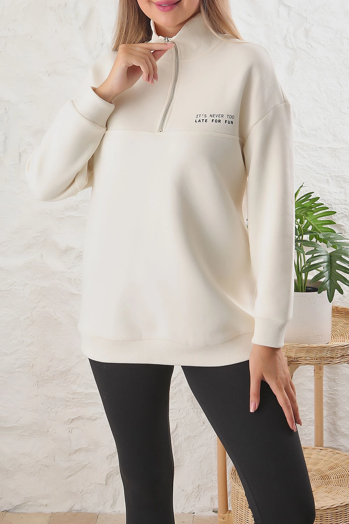 Kadın Oversize Fermuarlı Dik Yaka Slogan Baskılı 3iplik Içi Polarlı Tunik Sweatshirt Kadın Oversize Fermuarlı Dik Yaka Slogan Baskılı 3iplik Içi Polarlı Tunik Sweatshirt