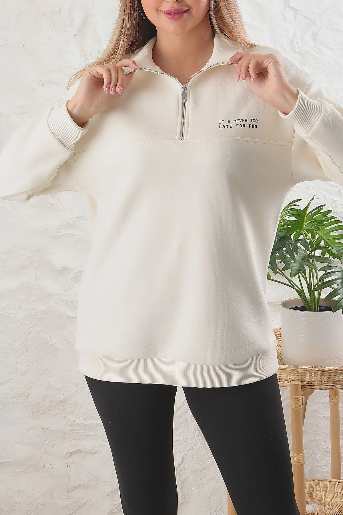 Kadın Oversize Fermuarlı Dik Yaka Slogan Baskılı 3iplik Içi Polarlı Tunik Sweatshirt Kadın Oversize Fermuarlı Dik Yaka Slogan Baskılı 3iplik Içi Polarlı Tunik Sweatshirt