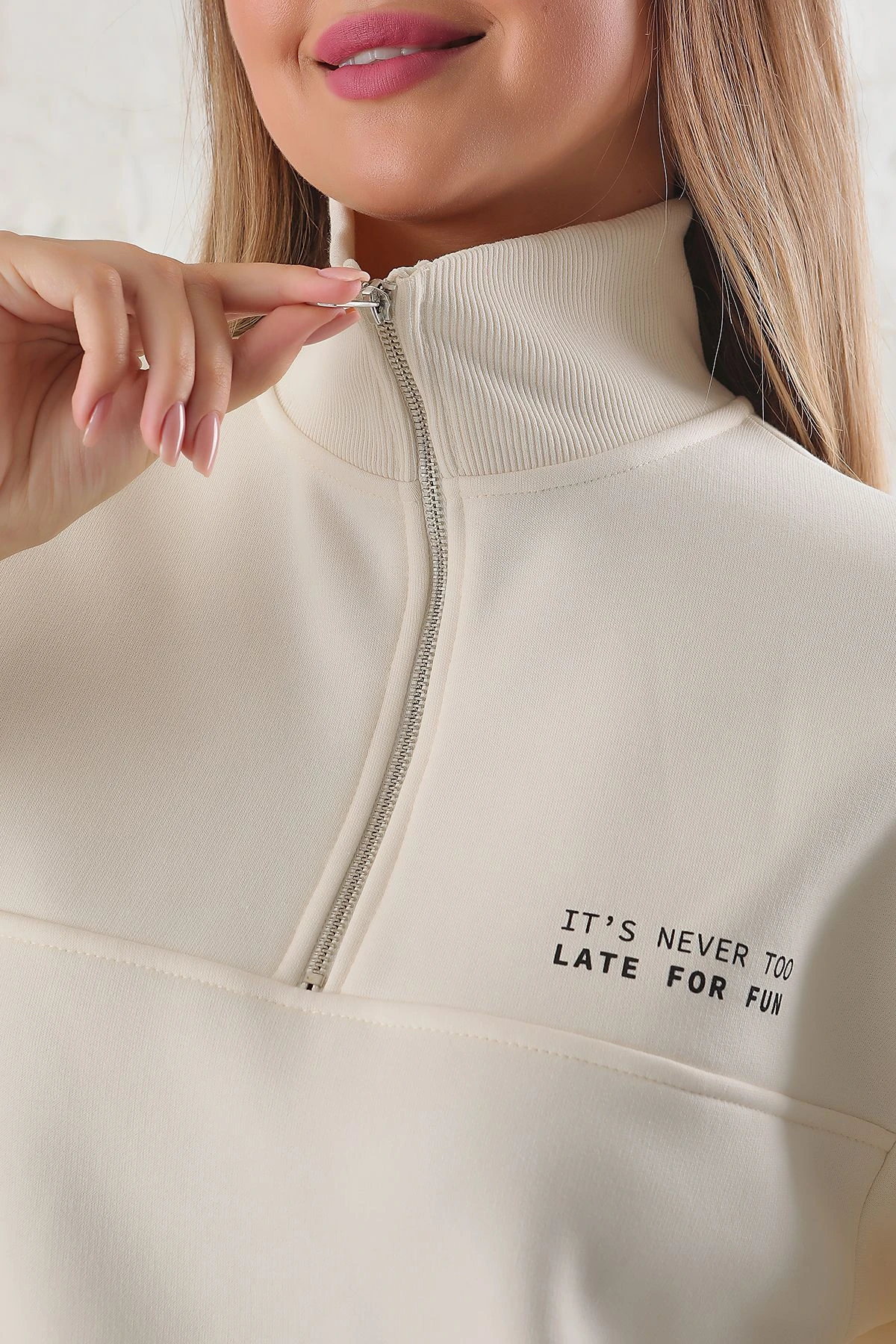 Kadın Oversize Fermuarlı Dik Yaka Slogan Baskılı 3iplik Içi Polarlı Tunik Sweatshirt Kadın Oversize Fermuarlı Dik Yaka Slogan Baskılı 3iplik Içi Polarlı Tunik Sweatshirt